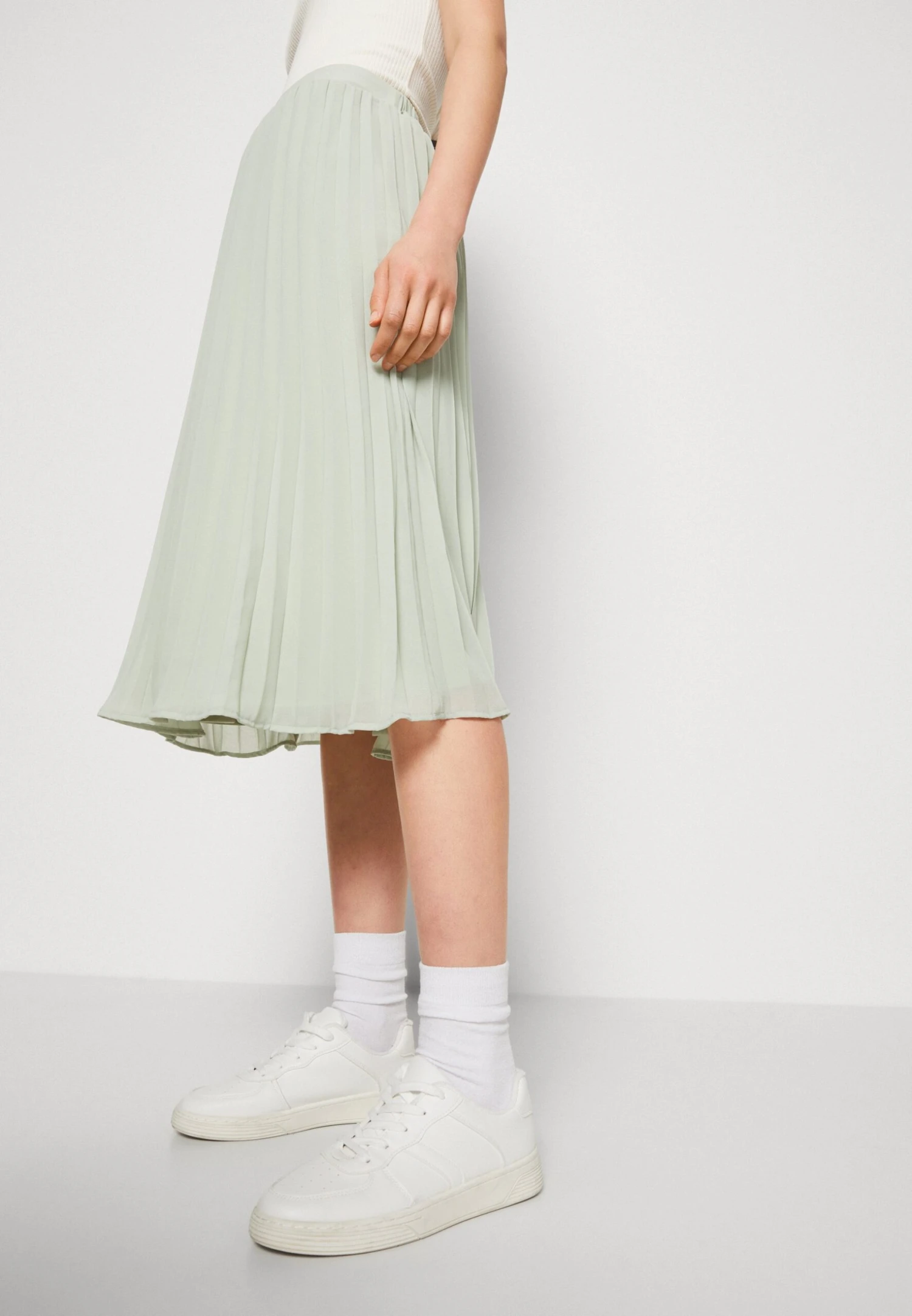 Vila Vifrederikke Plisse Skirt - Falda Plisada - Desert Sage - Imagen 4