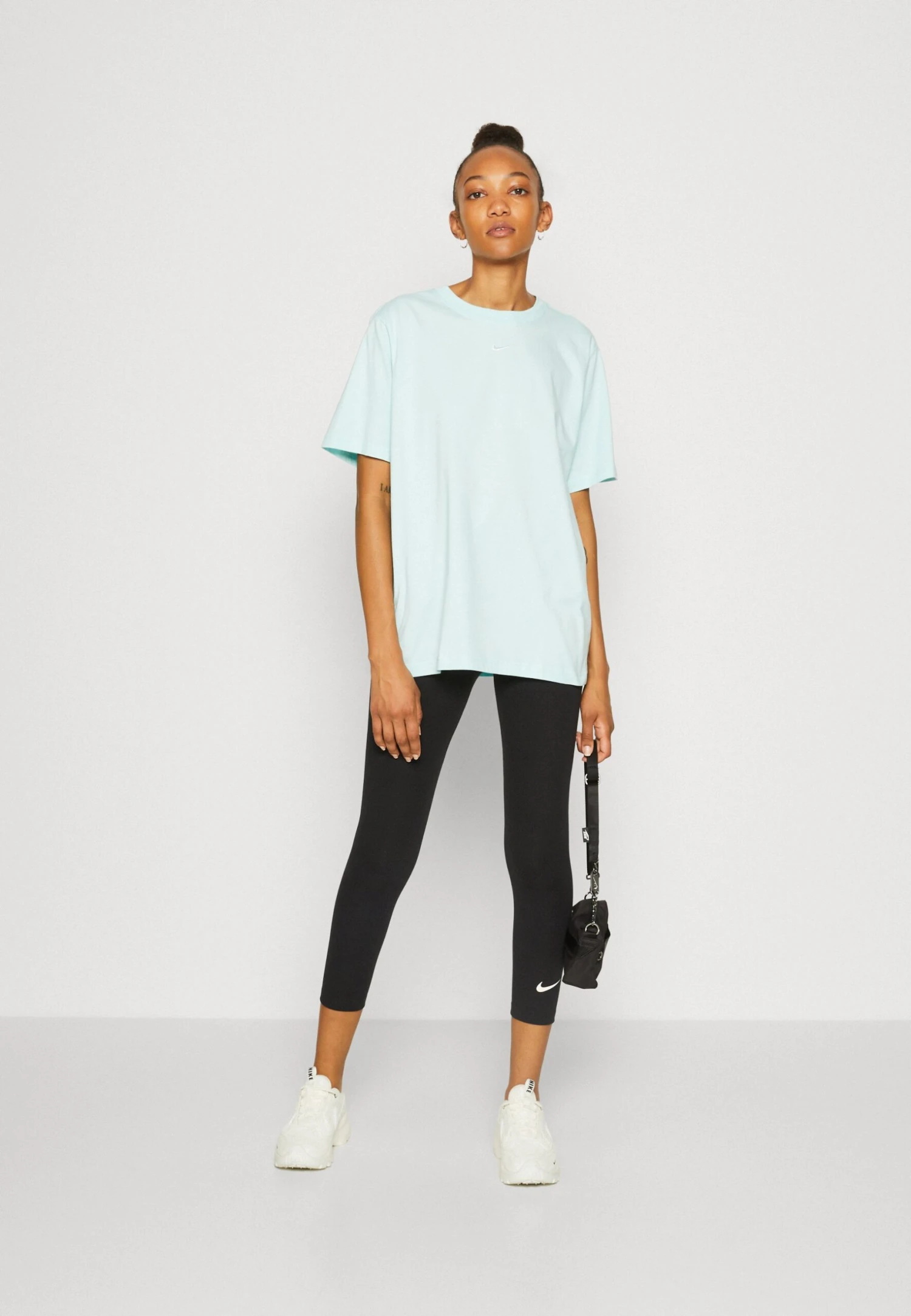 Nike Sportswear Tee Essential - Camiseta Básica - Jade Ice/White - Imagen 2