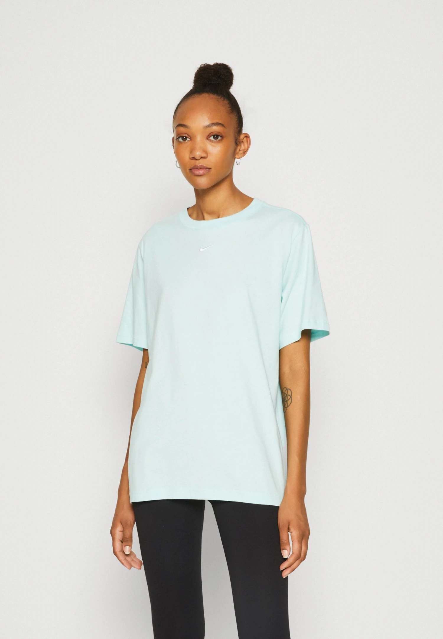 Nike Sportswear Tee Essential - Camiseta Básica - Jade Ice/White
