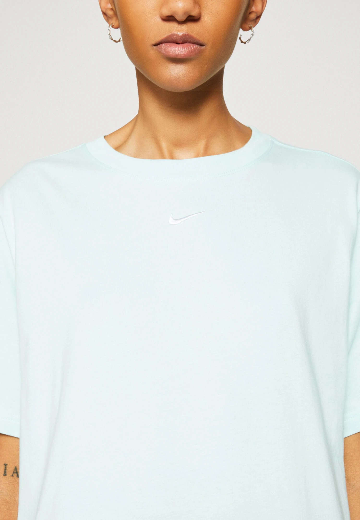 Nike Sportswear Tee Essential - Camiseta Básica - Jade Ice/White - Imagen 6