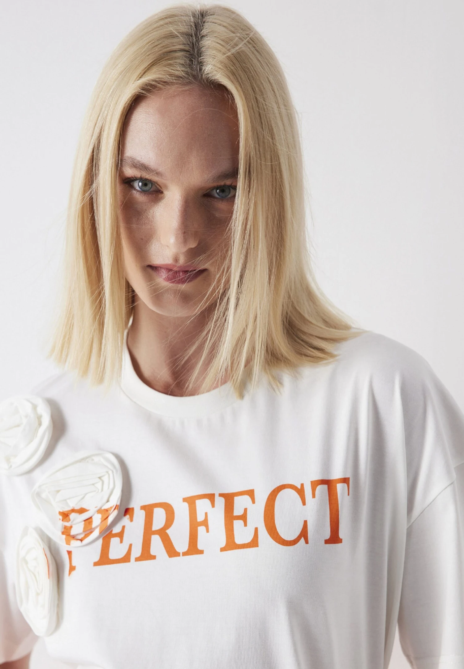 Ipekyol Regular Fit Flower Appliqué - Camiseta Estampada - Off White - Imagen 4