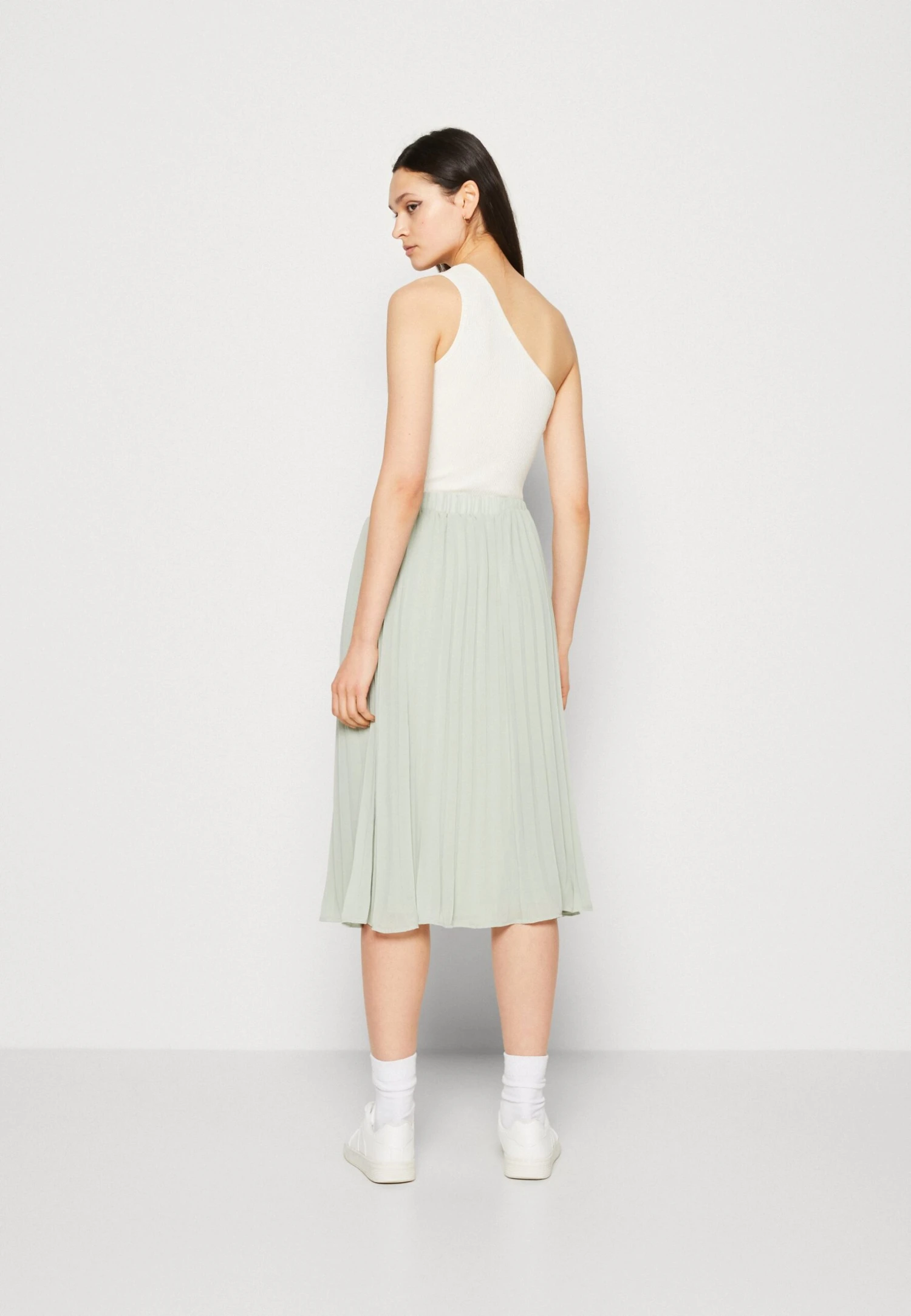 Vila Vifrederikke Plisse Skirt - Falda Plisada - Desert Sage - Imagen 3