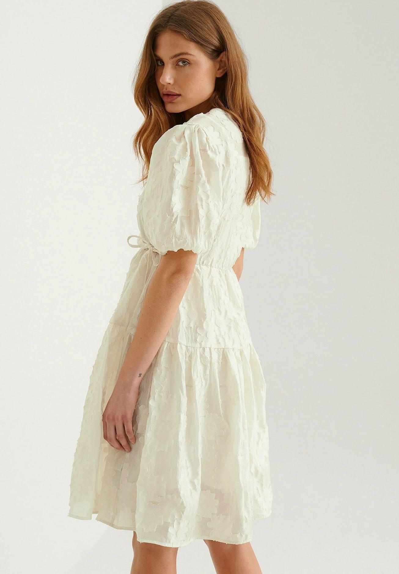 NA-KD Flließendes Mit Blumendetail - Vestido Informal - White - Imagen 3