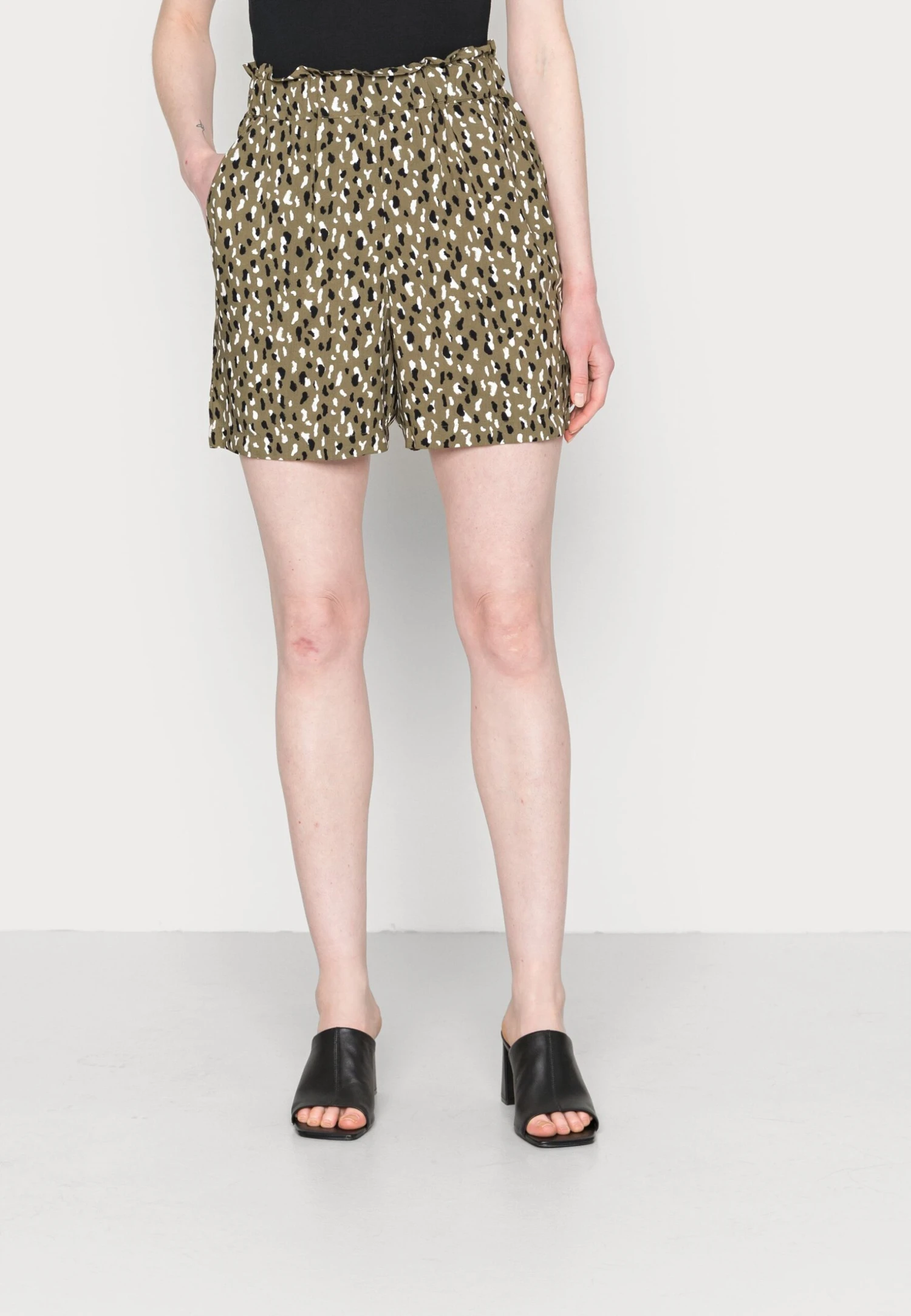 Tom Tailor Pants Loose Fit- Shorts - Green