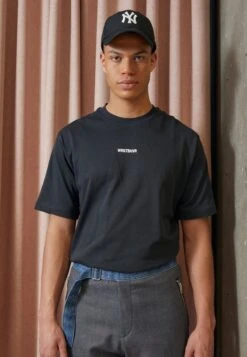 Nezu Unisex - Camiseta Básica - Moonless Night