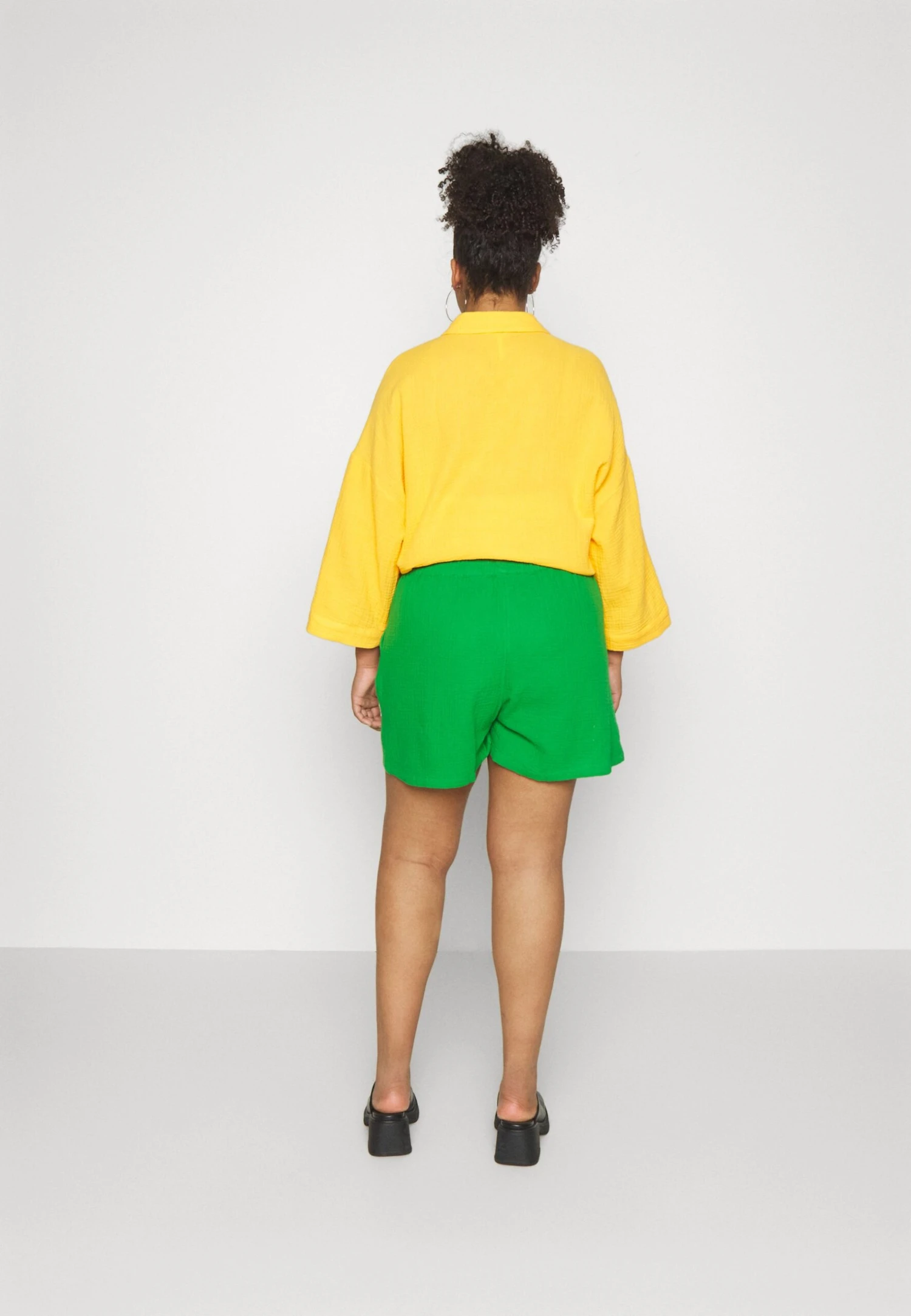 Objcarina - Shorts - Fern Green - Imagen 3