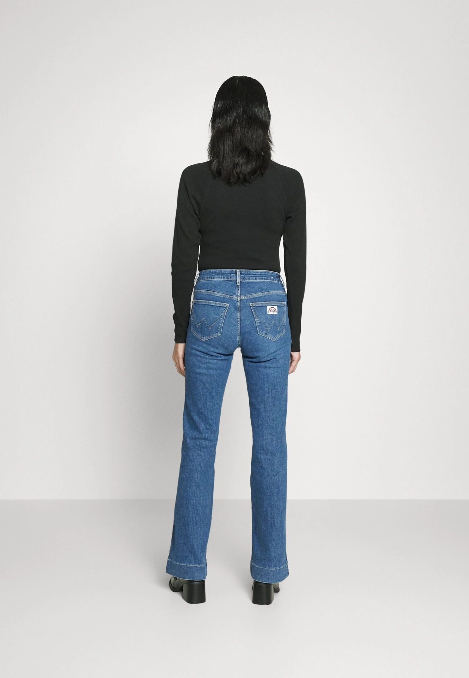 Wrangler Flare - Vaqueros A Campana - Wild One - Imagen 3