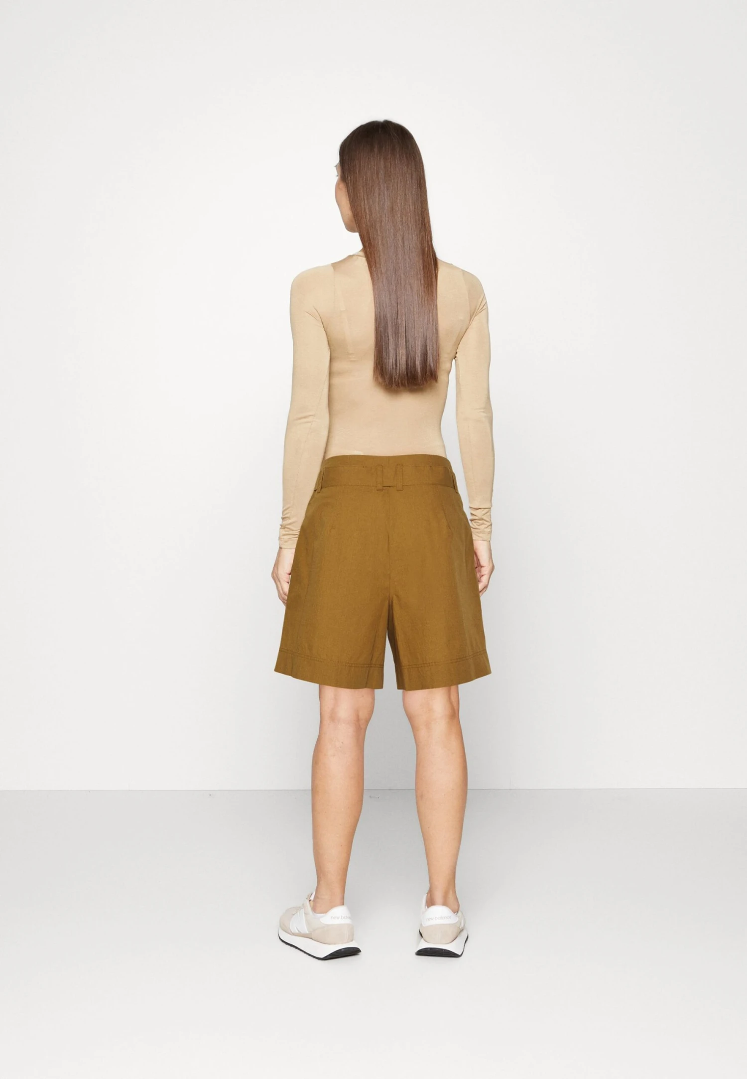 Marc O'Polo High Rise Pleats Belt - Shorts - Wood Brown - Imagen 3