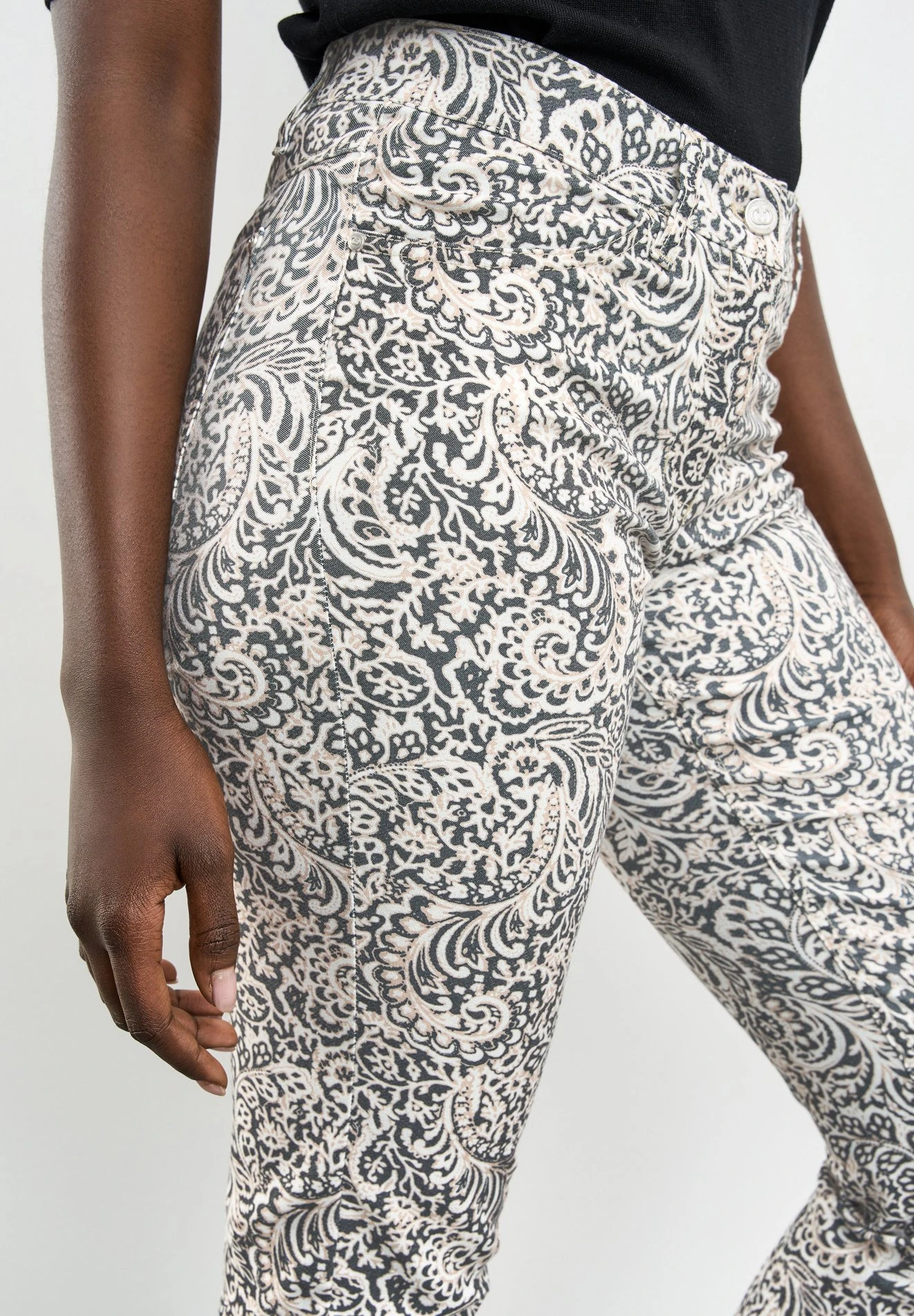 Gerry Weber Verkürzt Gemustert Best4Me - Vaqueros Slim Fit - Schwarz/Ecru Weiss Druck - Imagen 4