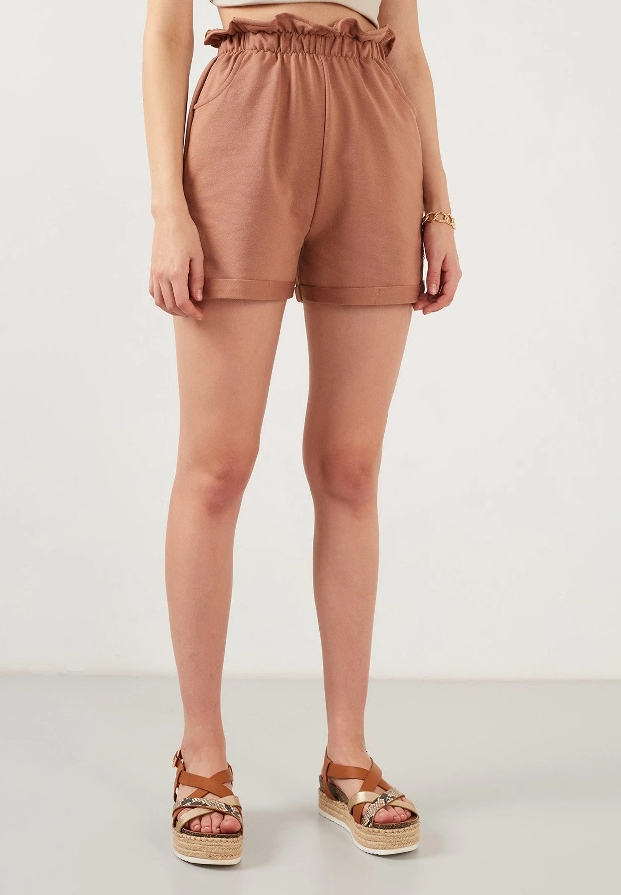 LELA Slim Fit - Shorts - Biscuit Color