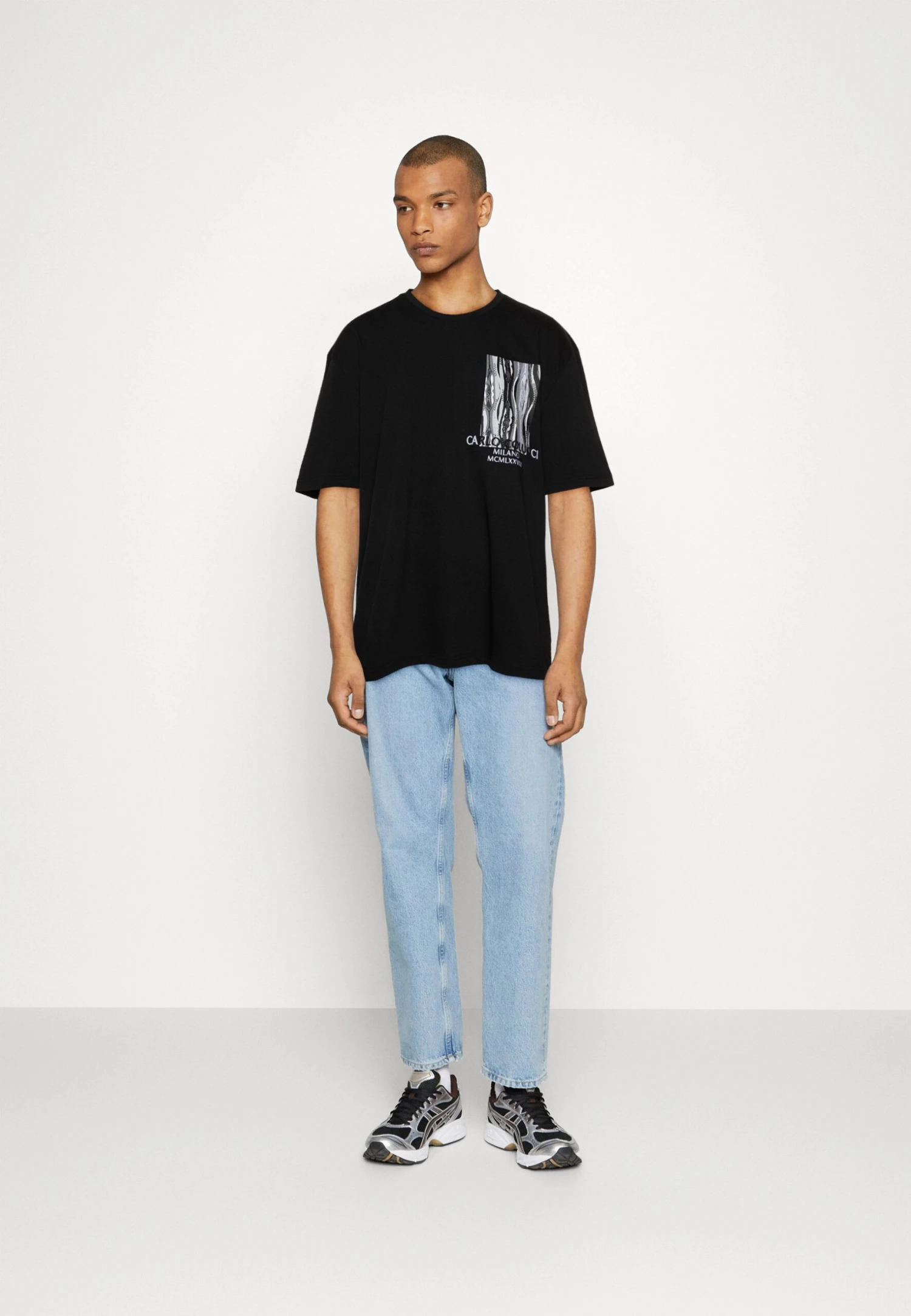 CARLO COLUCCI Plus Unisex - Camiseta Estampada - Schwarz - Imagen 2