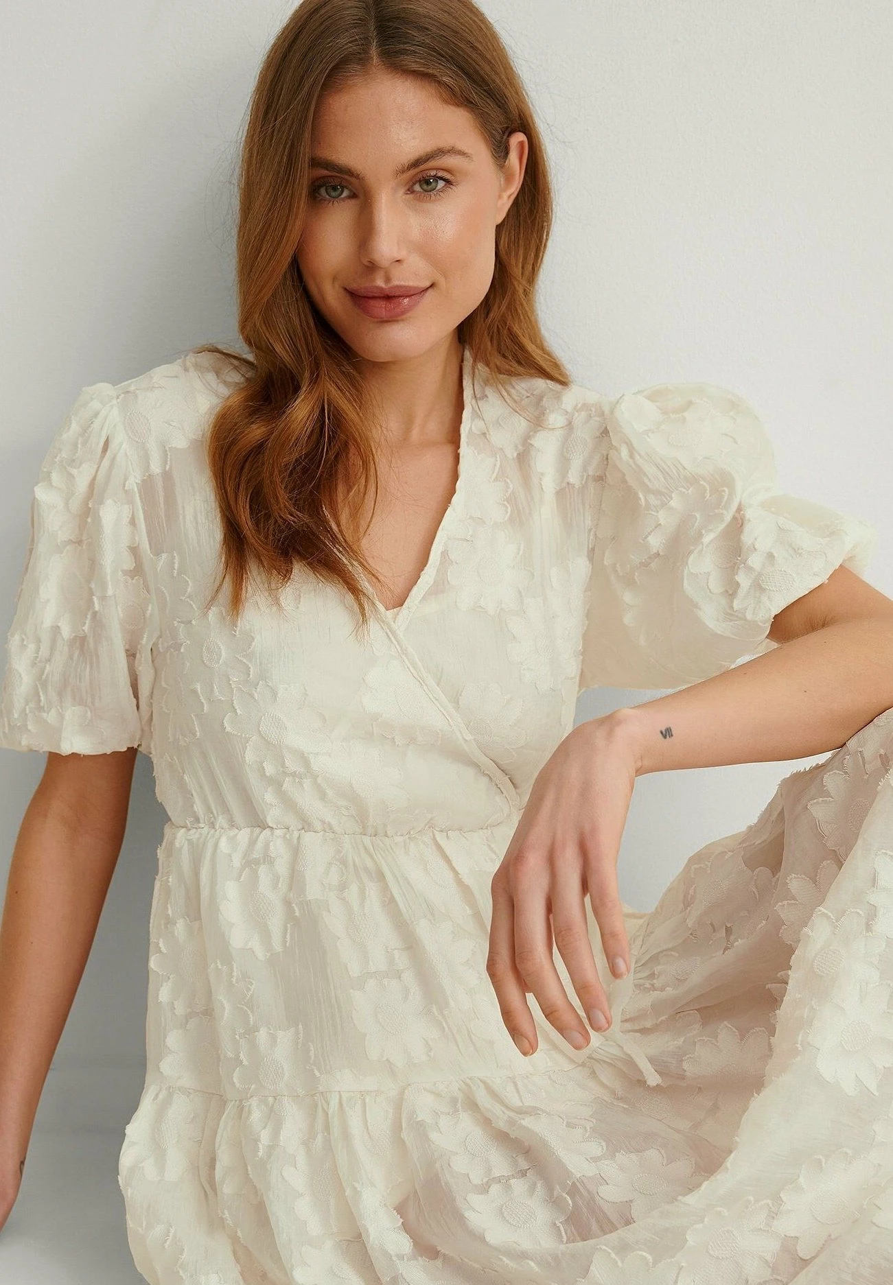 NA-KD Flließendes Mit Blumendetail - Vestido Informal - White - Imagen 4