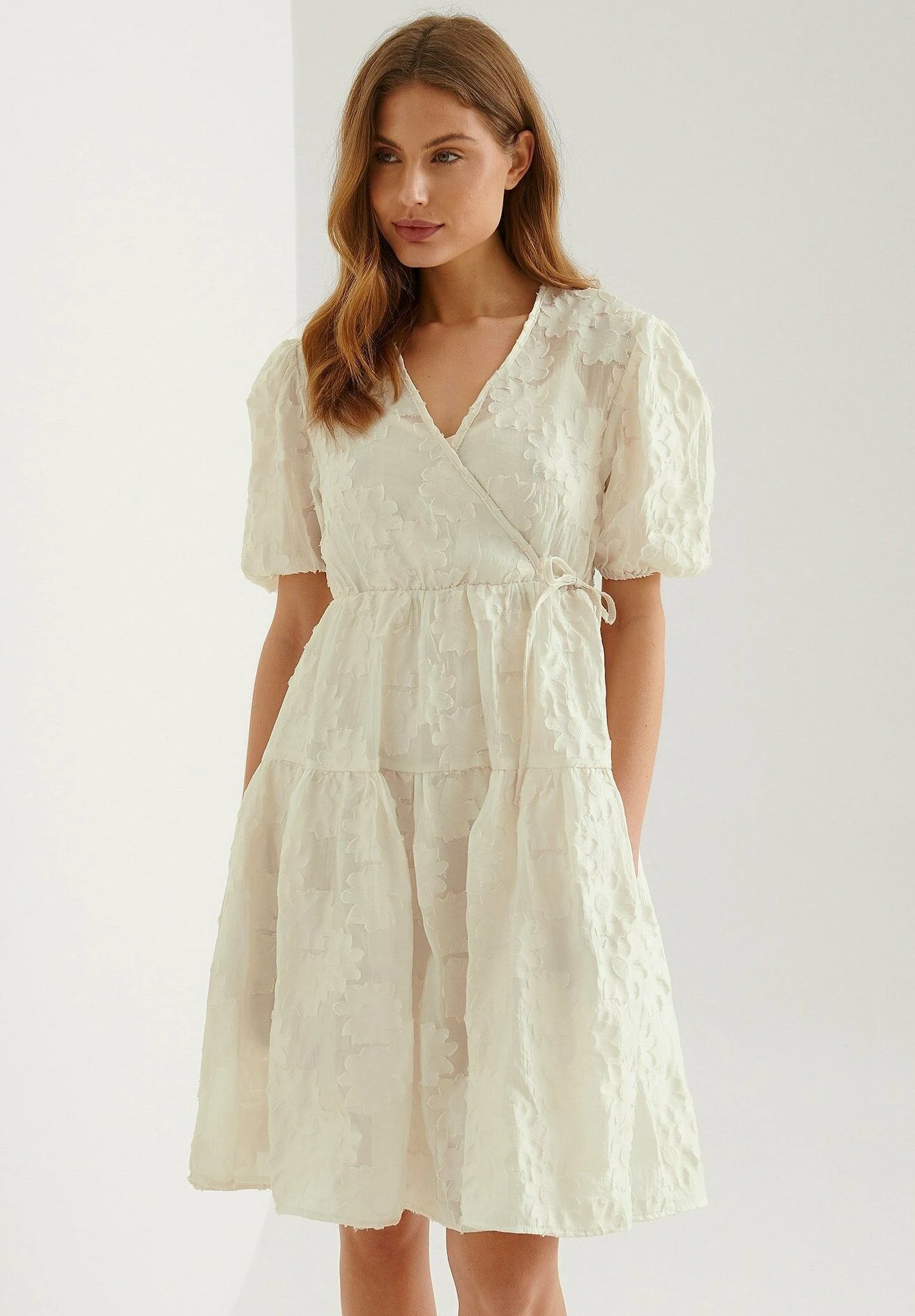 NA-KD Flließendes Mit Blumendetail - Vestido Informal - White