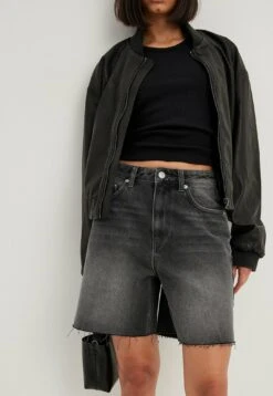 NA-KD HochtaillierteMit Rohem Saum - Shorts Vaqueros - Grey
